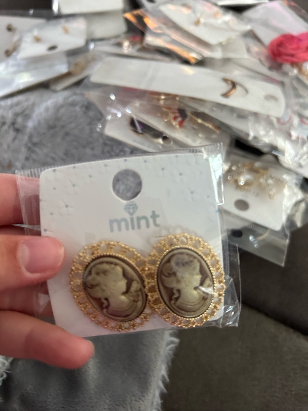 5/$25 Mint Gold Cameo Filigree stud Earrings